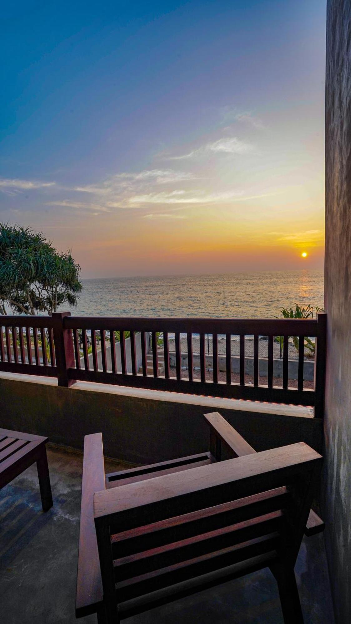 Hotel Beyond The Sea By Ceylonese à Ambalangoda  Extérieur photo